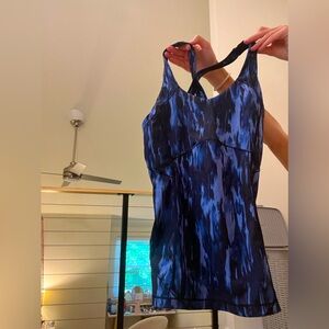blue and black print lululemon tank (size 0)